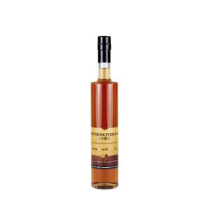Weinbergpfirsich Chili-Likör in einer Schnapsflasche mit langem Hals und Korken