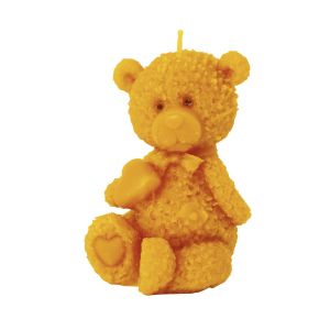 Bienenwachskerze in Form von einem Teddy mit einer Schleife und einem Herz in der Hand